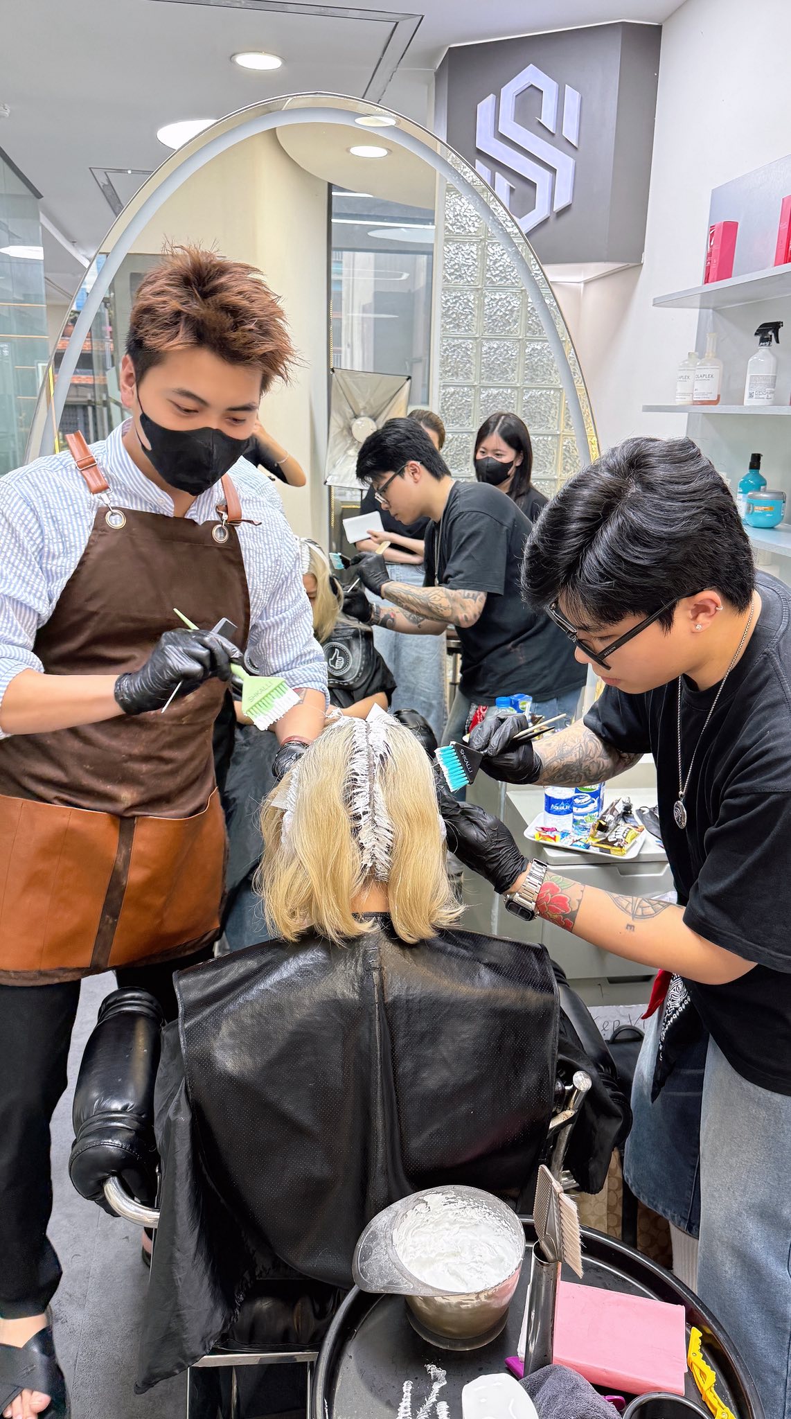 Sức khỏe và mục tiêu cá nhân của khách hàng• Có khách ưu tiên giữ tóc khỏe hơn là tẩy trắng → chọn tone nâu – beige – highlight sáng nhẹ.
• Có khách ưu tiên màu cực sáng, trend Hàn Quốc → chấp nhận tẩy 3–4 lần, nhưng vẫn được đảm bảo phục hồi tối đa với sản phẩm cao cấp như Olaplex, L’Oréal Metal Detox, K18…