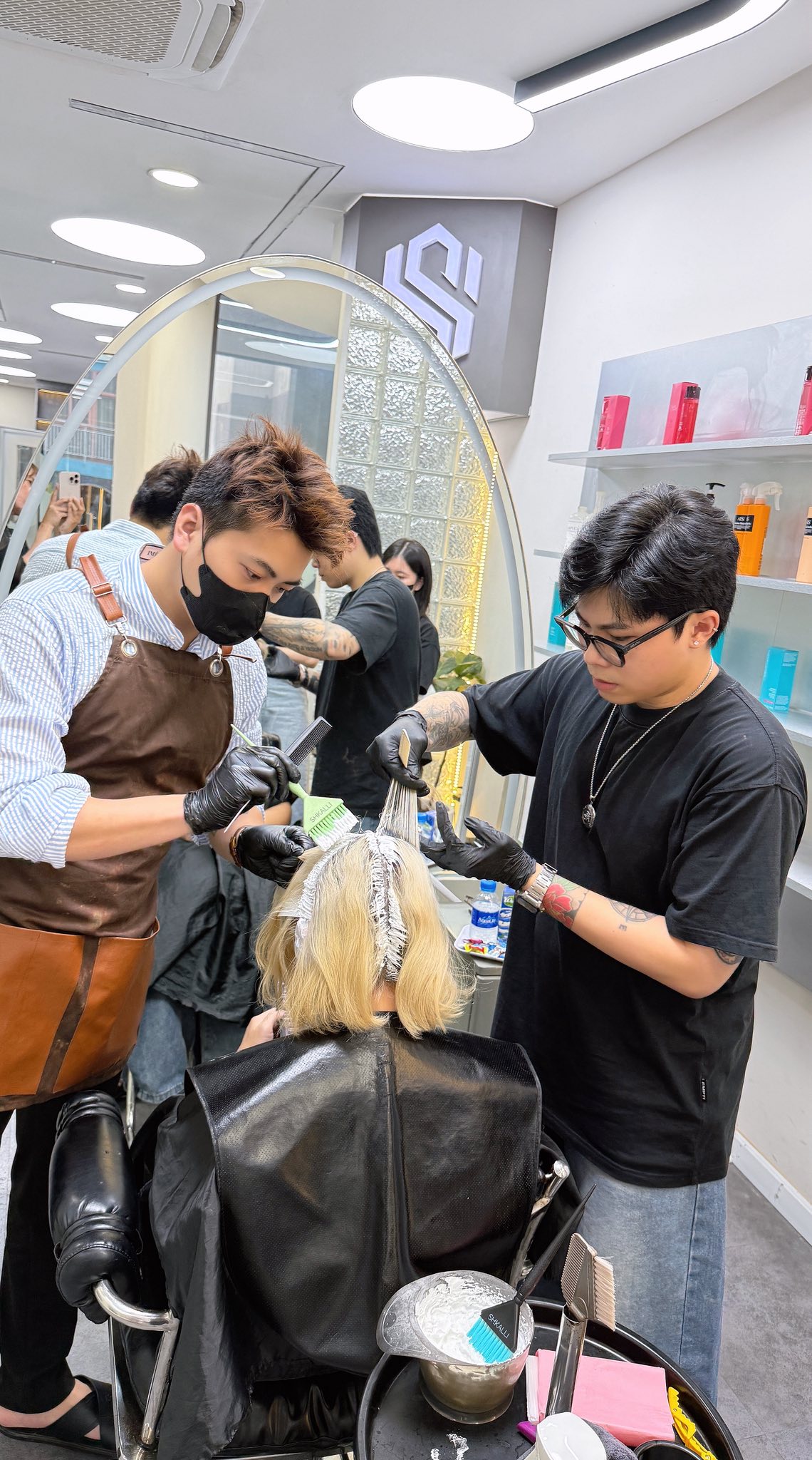 Phân tích chuyên sâu từ các chuyên gia tạo màu tại SeBuSan Hair Studio“Tẩy tóc bao nhiêu lần là đủ?” – là câu hỏi tưởng đơn giản nhưng ẩn chứa rất nhiều yếu tố kỹ thuật phức tạp. Nếu bạn đang có ý định nhuộm các tông sáng như bạch kim, khói xám, pastel hay highlight nổi bật – thì hiểu rõ về số lần tẩy tóc cần thiết là điều quan trọng để tránh hư tổn và đạt đúng màu mong muốn.
Tại SeBuSan, kỹ thuật viên không áp dụng máy móc theo “một công thức chung”, mà sẽ đánh giá và cá nhân hóa số lần tẩy tóc theo từng khách hàng. Hãy cùng phân tích chi tiết: