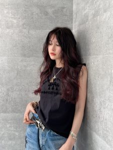 Mắt To: Làm Điểm Nhấn Cuốn Hút Bằng Độ Phủ Của Layer & Sóng Lơi • Mắt to rất đẹp, nhưng nếu không cân bằng ánh nhìn, khuôn mặt sẽ dễ bị “trống” vùng má hoặc nhìn hơi “sắc”. • Stylist sẽ: • Tư vấn bạn nên cắt mái bay nhẹ nhàng rủ hai bên thái dương, giúp ánh mắt mềm mại hơn. • Gợi ý tóc sóng lơi layer (wave perm) bắt đầu từ má xuống vai, giúp khuôn mặt hài hòa, vừa làm nổi bật ánh nhìn, vừa “kéo thon” phần má. • Với những bạn thích tóc thẳng tự nhiên, stylist sẽ hướng dẫn cách tỉa layer tầng mỏng ôm vào vùng má giúp ánh mắt dịu dàng hơn. ⸻ Tư Vấn Miễn Phí Dành Riêng Cho Bạn – Không Mất Phí, Nhưng Có Stylist Chăm Sóc 1:1