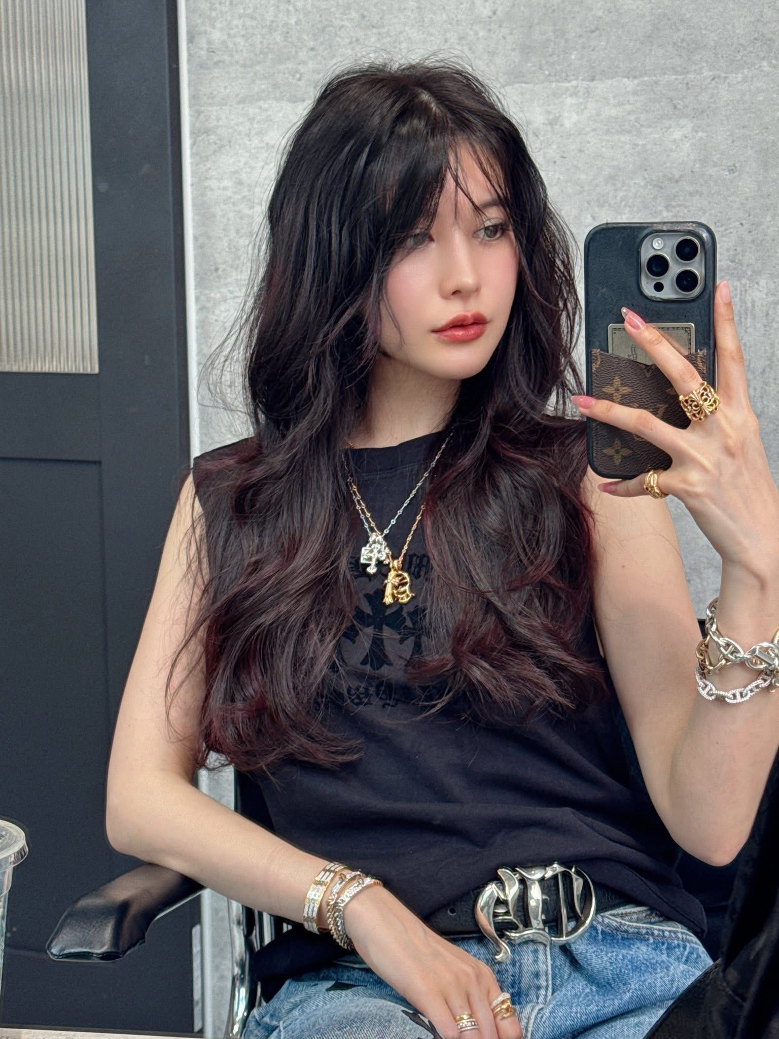 Stylist Phân Tích Sâu Về Gương Mặt & Cách Chọn Kiểu Tóc Phù Hợp Trán Cao: Đừng Cố Che, Hãy “Làm Mềm” Bằng Layer & Mái Bay
• Trán cao là đặc điểm giúp khuôn mặt nhìn sang, có chiều sâu. Nhưng nếu để tóc sai kiểu, trán sẽ dễ bị lộ rõ nét “cứng”.
• Stylist sẽ gợi ý cho bạn:
• Mái bay layer tỉa mỏng, độ dài bắt đầu từ đỉnh gò má, giúp che bớt trán cao nhưng vẫn giữ sự thanh thoát cho gương mặt.
• Mái thưa layer mềm, không cắt thẳng “cụp ngang trán”, giúp khuôn mặt trẻ trung và nhẹ nhàng hơn.
• Đối với bạn có trán cao nhưng trán phẳng đẹp, stylist sẽ tư vấn cách rẽ mái lệch 6:4 hoặc 7:3 để trông quý phái và hiện đại.