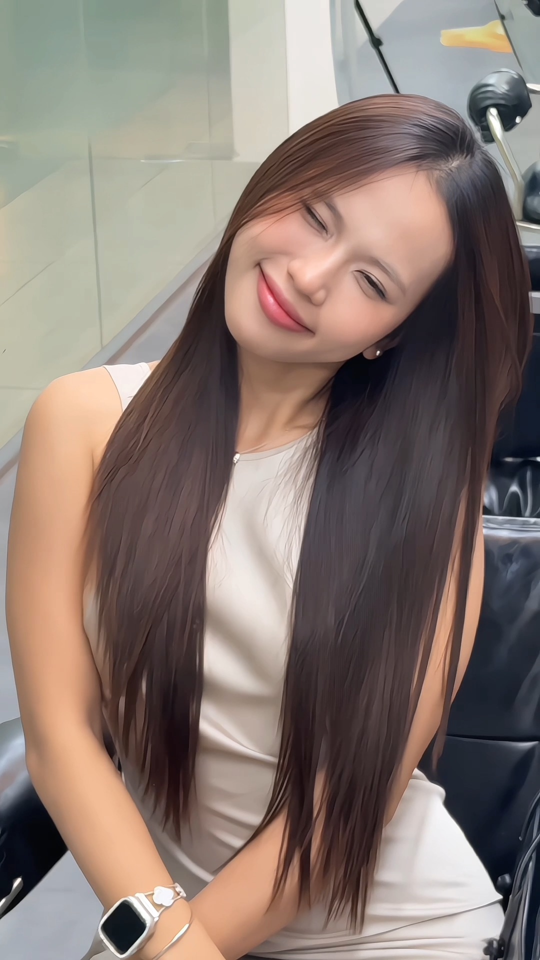 Tiêu chí Ép thẳng Ép phồngĐộ thẳng Thẳng tuyệt đối Thẳng nhưng tự nhiên
Độ bồng bềnh Ít (tóc sát da đầu) Có phồng ở chân tóc
Phù hợp với tóc Tóc xoăn nhiều, xù Tóc mỏng, ít, nhanh bẹp
Cảm giác nhìn tổng thể Bóng mượt, hơi cứng Mềm mại, tự nhiên, trẻ trung