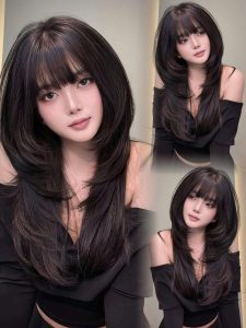 Ép thẳng (Straightening / Rebonding) Mục đích: Làm tóc thẳng tuyệt đối, mượt từ gốc đến ngọn. Kỹ thuật: Dùng thuốc làm giãn liên kết tóc (thường là liên kết disulfide trong keratin). Sau đó dùng máy kẹp nhiệt để định hình thẳng. Cuối cùng dùng thuốc trung hòa để cố định cấu trúc mới