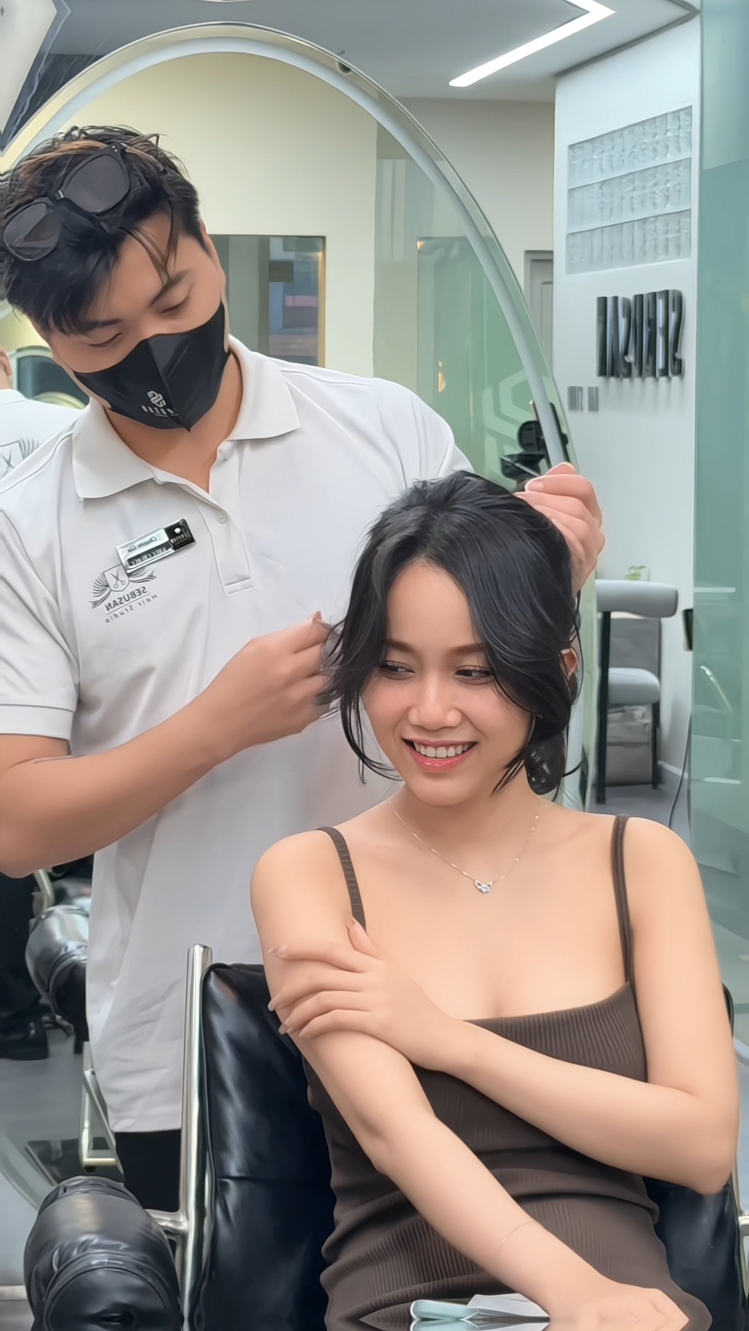 Với triết lý “Tóc đẹp là tóc khỏe”, đội ngũ SeBusan không chỉ tạo kiểu mà còn chăm sóc tóc từ gốc đến ngọn.